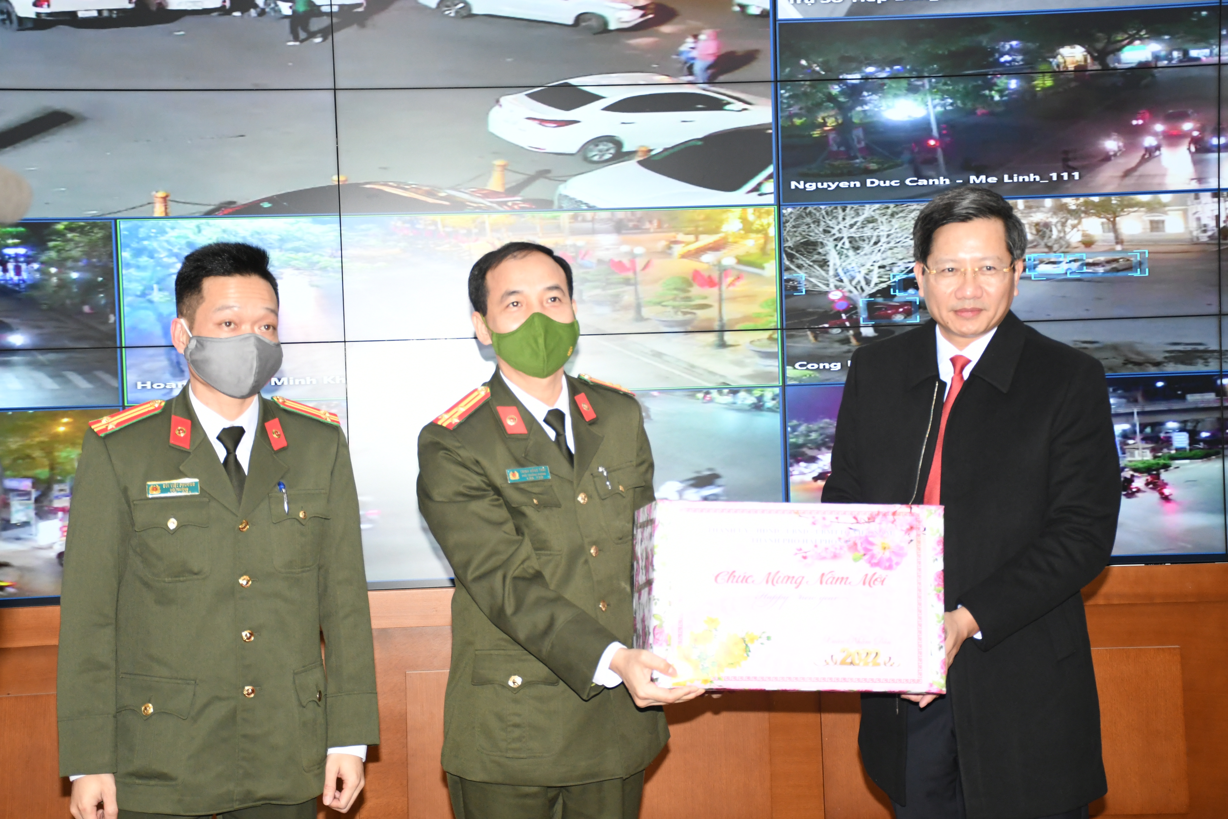 Phó Chủ tịch Thường trực UBND thành phố Lê Anh Quân thăm, động viên và chúc Tết Công an thành phố đêm giao thừa